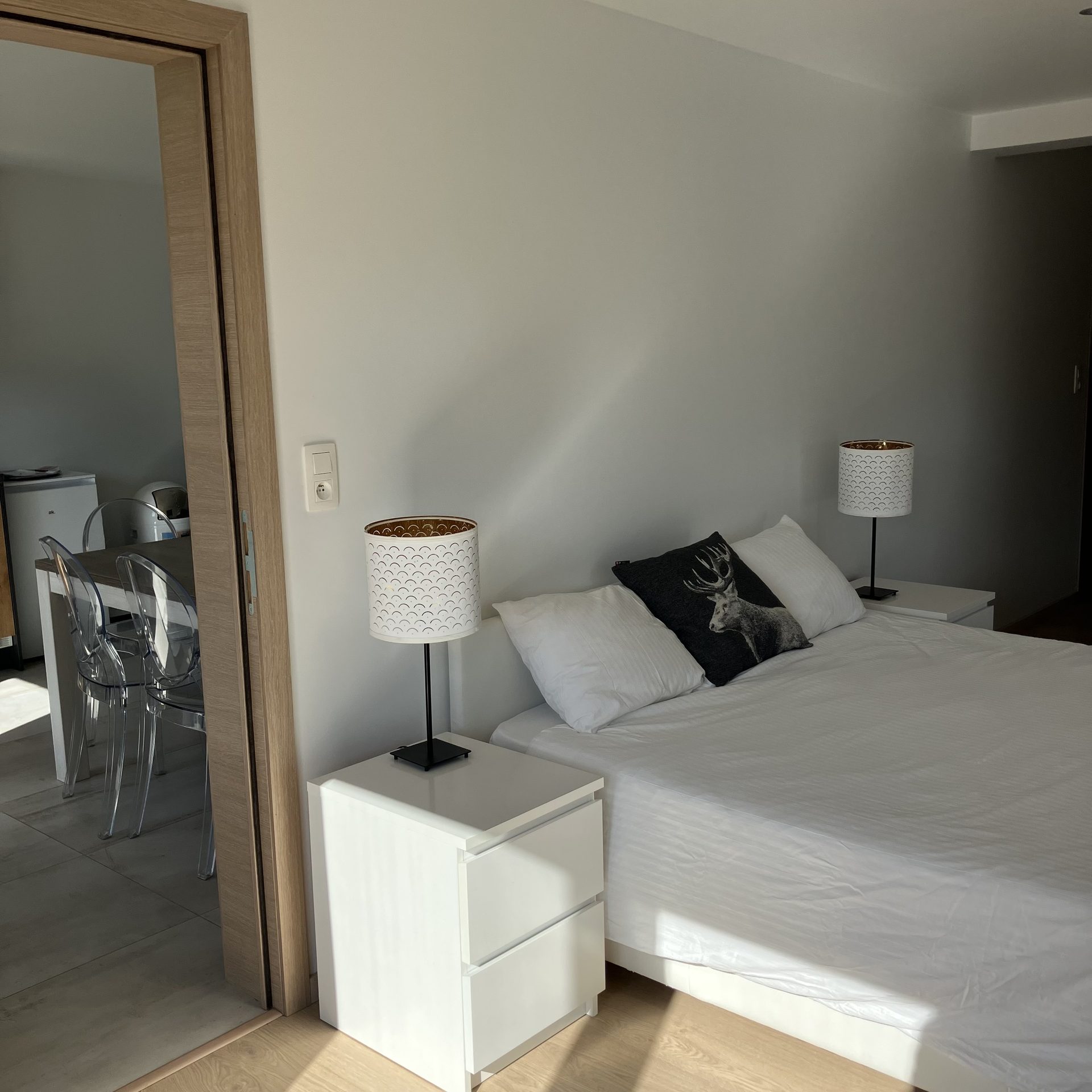 Chambre sud avec lit double et tables de nuit