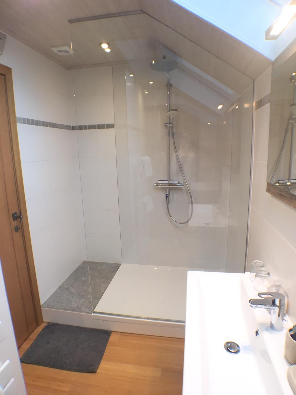 Salle de douche avec douche à l’italienne